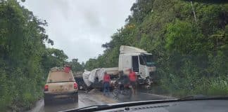 Acidente com carreta de fertilizantes na MG-129 compromete abastecimento de água em Itatiaia