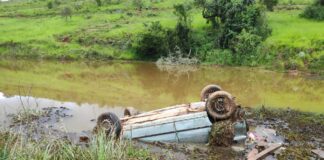 Homem morre após veículo cair em represa