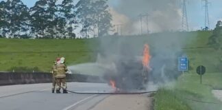 Bombeiros combatem incêndio em Kombi na BR-040