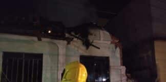 Bombeiros de Lafaiete combatem incêndio em residência