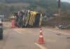 Tombamento de caminhão deixa trânsito lento na BR-040