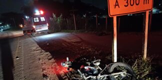 Condutor de moto é socorrido após acidente na MG-129
