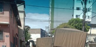 Carreta bitrem trava o trânsito na região da Chapada em Lafaiete