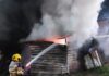 Bombeiros de Lafaiete combatem incêndio em barracão