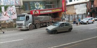 Caminhão atinge grade de proteção de lanchonete no Centro de Lafaiete