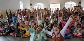Projeto Lipe e Maju leva diversão para Escola Alfredo Laporte em Lafaiete