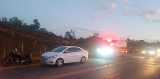 Bombeiros atendem ocorrência de acidente entre carro e moto na MG-129 em Lafaiete