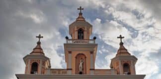 Nova pintura da fachada da igreja de São Sebastião reforça a beleza arquitetônica do templo