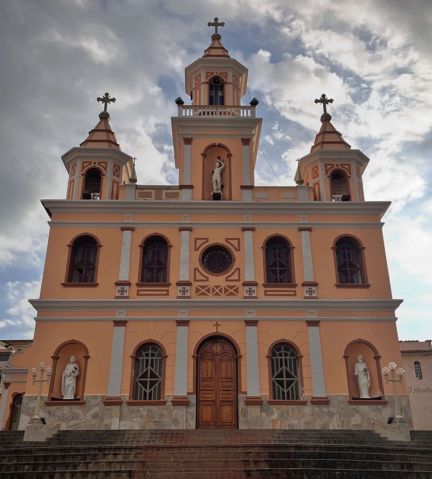 Nova pintura da fachada da igreja de São Sebastião reforça a beleza ...