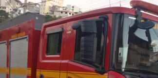 Vela acesa pode ter causado incêndio que destruiu residência em Lafaiete; morador pede ajuda da comunidade