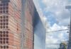 Bombeiros de Lafaiete combatem incêndio em barracão