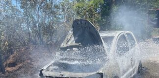 Bombeiros de Lafaiete combatem incêndio em veículo