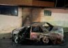 Carro fica destruído após se incendiar