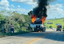 Caminhão de coleta de lixo pega fogo na MG-129 em Lafaiete