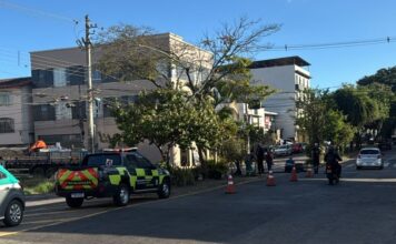 Carro bate e derruba estrutura de semáforo na praça da Bandeira em Lafaiete