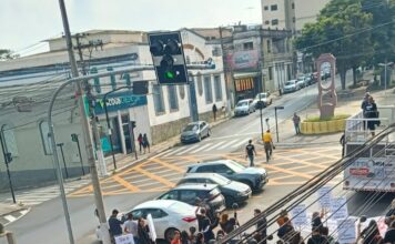 Servidores fazem manifestação por reajuste salarial e Prefeitura de Lafaiete suspende negociação