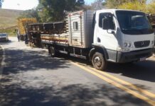 Condutor é socorrido após tombamento de caminhão que transportava frangos