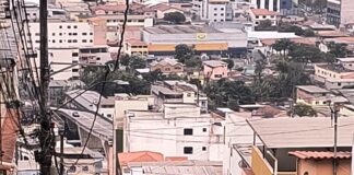 Condutor é socorrido após carro capotar em Lafaiete