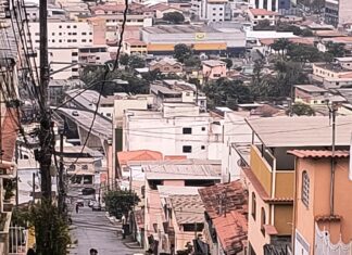 Condutor é socorrido após carro capotar em Lafaiete