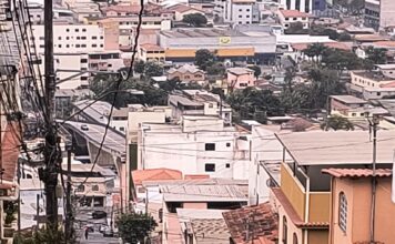 Condutor é socorrido após carro capotar em Lafaiete