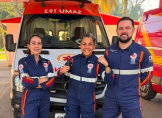 Idoso é socorrido pela equipe do Samu após sofrer desmaio em rua de Lafaiete