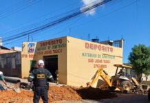 Obra na rede pluvial altera trânsito na rua Duque de Caxias em Lafaiete