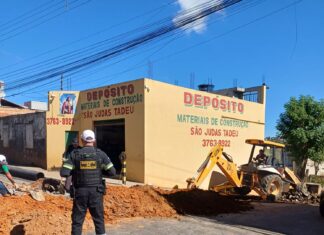 Obra na rede pluvial altera trânsito na rua Duque de Caxias em Lafaiete