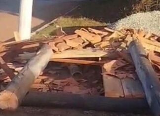 Abrigo de ônibus desaba sobre criança