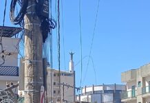 Caminhão atinge poste e muro de residência em Lafaiete e reascende cobrança de moradores