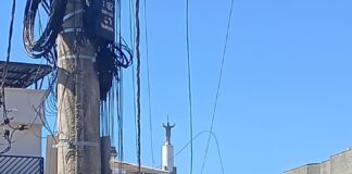 Caminhão atinge poste e muro de residência em Lafaiete e reascende cobrança de moradores