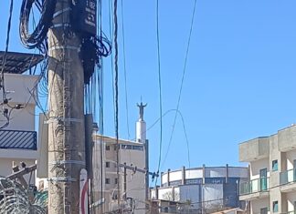 Caminhão atinge poste e muro de residência em Lafaiete e reascende cobrança de moradores