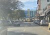 Carreta com carga de postes “quebra” na avenida em Lafaiete e interdita o trânsito
