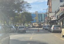 Carreta com carga de postes “quebra” na avenida em Lafaiete e interdita o trânsito