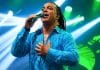 Vocalista do Ara Ketu surpreende vendedora de rosas durante show em Lafaiete e atitude emociona o público