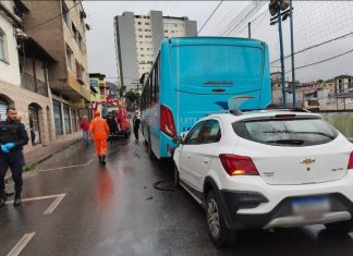 Carro atinge traseira de ônibus em Lafaiete