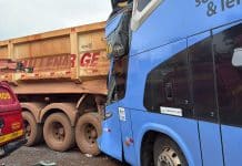 Acidente na BR-040: Passageiro que estava preso no segundo andar do ônibus é resgatado pelos bombeiros