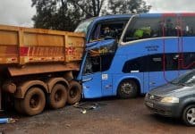 Ônibus atinge traseira de carreta na BR-040; três pessoas são socorridas