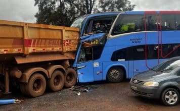 Ônibus atinge traseira de carreta na BR-040; três pessoas são socorridas
