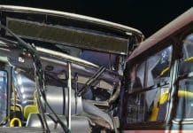Bombeiros atendem ocorrência de batida entre dois ônibus com vítimas presas às ferragens