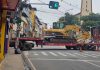 Carreta “quebra e interdita trânsito no bairro São João em Lafaiete