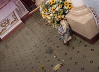 Jovem que chutou e danificou imagem de Nossa Senhora é preso; peça do século XVIII havia sido restaurada