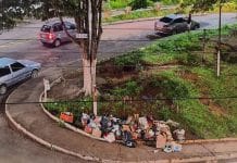 Lixo deixado na Praça da Basílica do Sagrado Coração de Jesus causa mau cheiro e reclamação de moradores