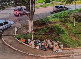 Lixo deixado na Praça da Basílica do Sagrado Coração de Jesus causa mau cheiro e reclamação de moradores