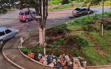 Lixo deixado na Praça da Basílica do Sagrado Coração de Jesus causa mau cheiro e reclamação de moradores