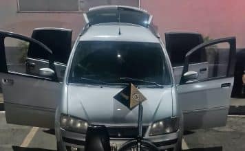 PM intercepta veículo, recupera moto furtada e prende dois homens